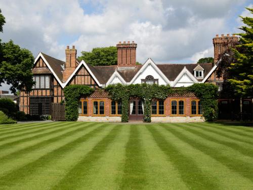 Taman di luar Macdonald Alveston Manor Hotel & Spa