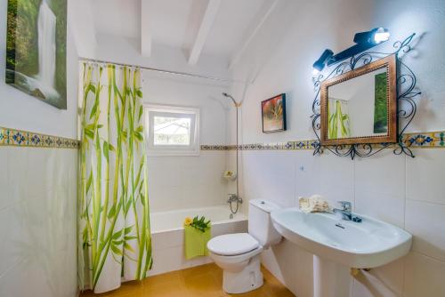 baño con lavabo y espejo en Ideal Property Mallorca - Can Caragol Font de Sa Cala, en Capdepera