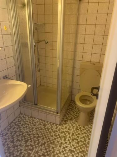 A bathroom at 1 Bett Zimmer in ehemaligen Hotel