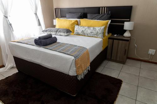 Cama o camas de una habitación en The Hide in Randburg