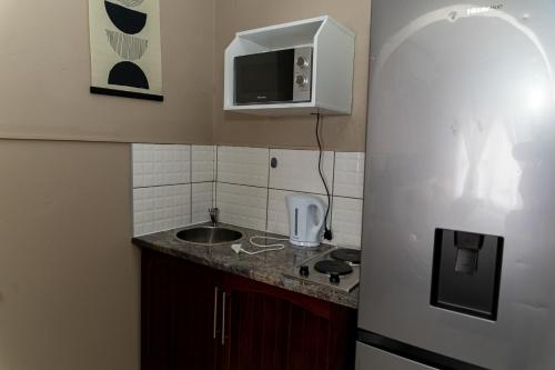 Una cocina o zona de cocina en The Hide in Randburg
