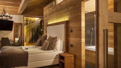 Ένα ή περισσότερα κρεβάτια σε δωμάτιο στο Boutique Hotel e Chalets Salvadori