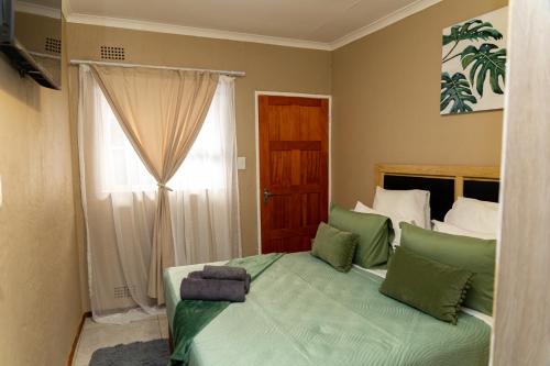 Cama o camas de una habitación en The Hide in Randburg