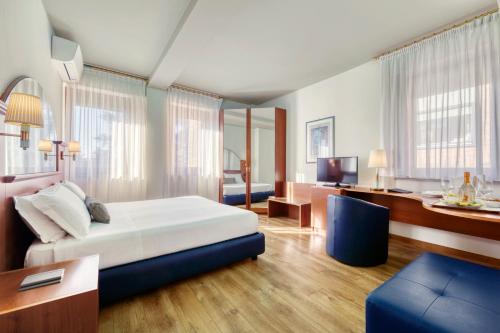 Säng eller sängar i ett rum på Hotel Carlton