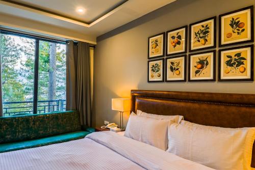 Ein Bett oder Betten in einem Zimmer der Unterkunft Lemon Lodges By Roomy, Nathiagali