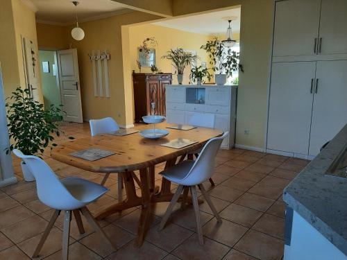 Kuchyň nebo kuchyňský kout v ubytování Schöne Ferienwohnung Im alten Gasthaus in Stoltebüll