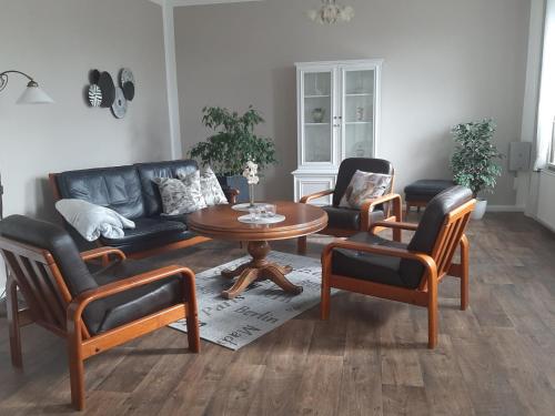 Posezení v ubytování Schöne Ferienwohnung Im alten Gasthaus in Stoltebüll