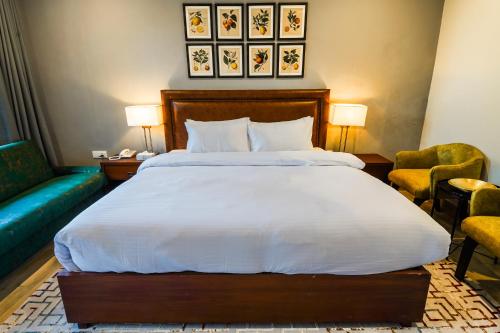 Ein Bett oder Betten in einem Zimmer der Unterkunft Lemon Lodges By Roomy, Nathiagali