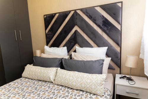 Cama o camas de una habitación en The Hide in Randburg