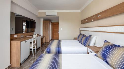 a hotel room with two beds and a kitchen at Galeri Resort Hotel - Ultra All Inclusive in Okurcalar
