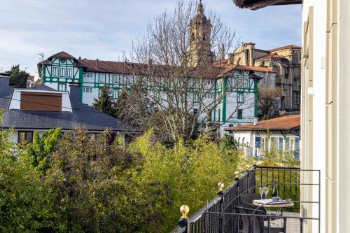 uma vista para a cidade a partir de uma varanda de um edifício em Villa Magalean Hotel & Spa em Hondarribia