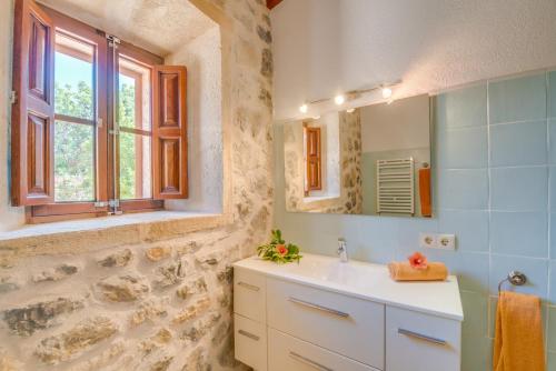 A bathroom at Ideal Property Mallorca - Mamici
