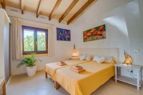 Giường trong phòng chung tại Ideal Property Mallorca - Mamici