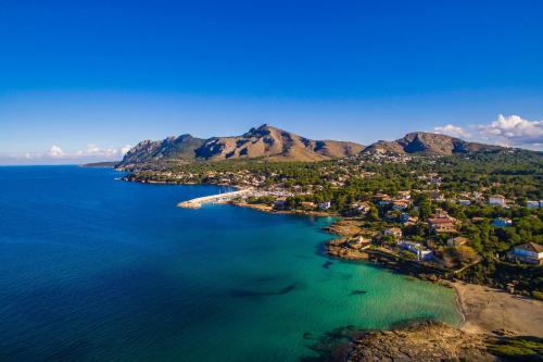 una vista aerea di una piccola isola nell'acqua di Ideal Property Mallorca - Mar Blau a Alcudia