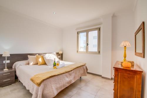 um quarto com uma cama grande e uma janela em Castello Playa em Can Picafort