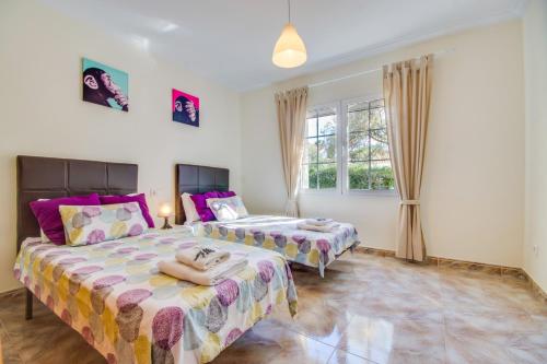 1 dormitorio con 2 camas y ventana en Ideal Property Mallorca - Can Olivo, en Puerto de Alcudia