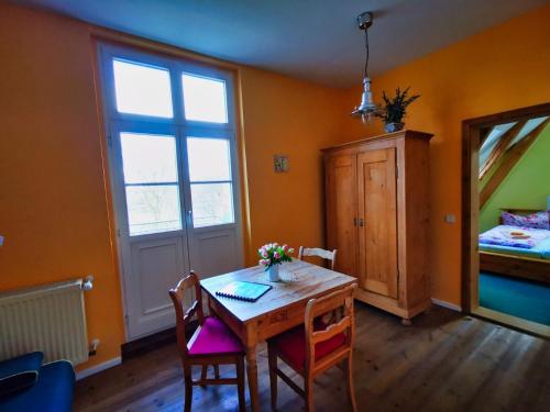 TV a/nebo společenská místnost v ubytování Haus Seenland