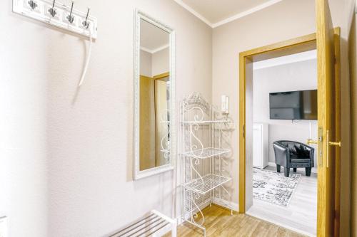 eine Tür zu einem Zimmer mit Spiegel in der Unterkunft Ferienwohnung Ziesing Friedrichsbrunn in Thale