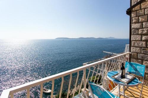 balcón con vistas al océano en Apartments Neve, en Dubrovnik