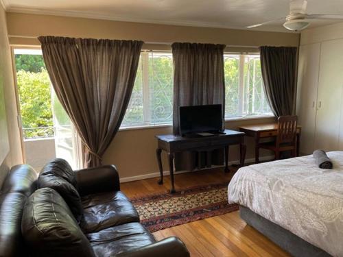 Giường trong phòng chung tại Authentic Newlands