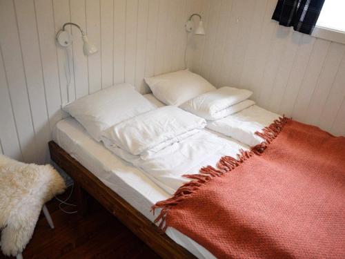 Tempat tidur dalam kamar di Holiday home Utvik IV