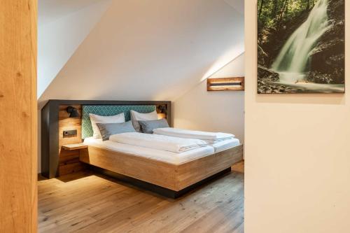 מיטה או מיטות בחדר ב-Klosterbräu Schlehdorf