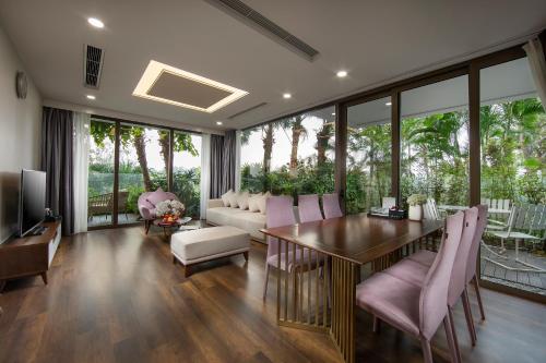 a living room with a table and a couch at Forest In The Sky - Flamingo Dai Lai Resort in Ngọc Quang