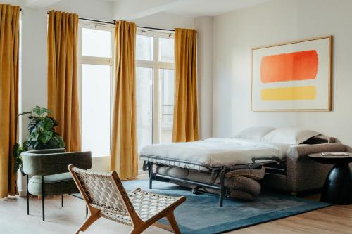 Tempat tidur dalam kamar di Edgar Suites Montmartre - Abbesses