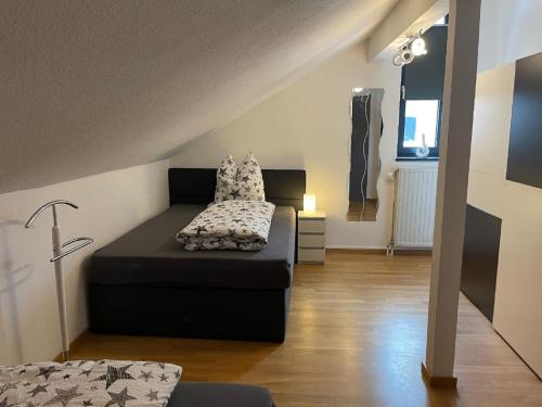 Zimmer mit schwarzem Sofa in einem Zimmer in der Unterkunft Ferienhaus Sternschnuppe in Freyung