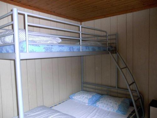 Etagenbett in einer Hütte mit 2 Etagenbetten in der Unterkunft 2 bedrooms chalet with furnished garden and wifi at Tellin in Tellin