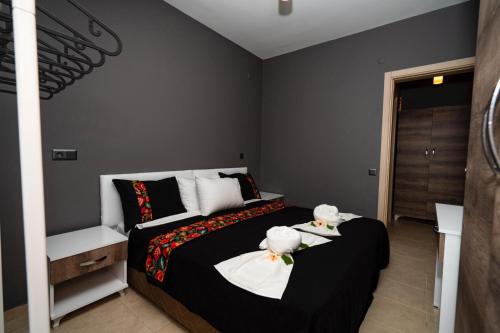 Ліжко або ліжка в номері ESQUIRE HOTELS and LOUNGES