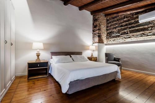 A bed or beds in a room at Ferrini Home - Piazza Trento