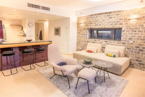 a living room with a couch and a bar at Relaxing 2 BR Apt w Parking Near Nahalat Binyamin by Sea N' Rent in Tel Aviv