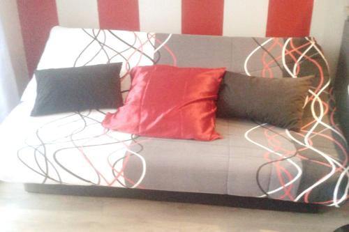 um sofá com três almofadas em cima em Appartement d'une chambre avec jardin a Houlgate a 2 km de la plage em Houlgate