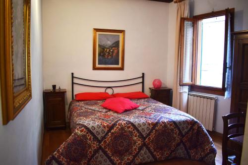 フィレンツェにあるMedici Suiteのベッドルーム1室(赤い枕のベッド1台付)