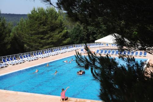 un groupe de personnes nageant dans une piscine dans l'établissement Belambra Clubs Montpezat - Le Verdon, à Montagnac