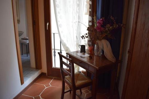 フィレンツェにあるMedici Suiteの花瓶を飾った木製テーブル