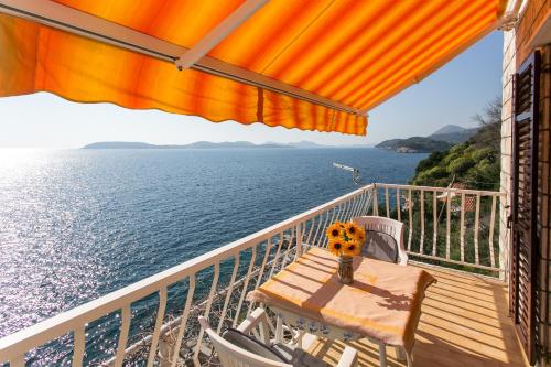 una mesa en la cubierta de un crucero en Apartments Neve, en Dubrovnik