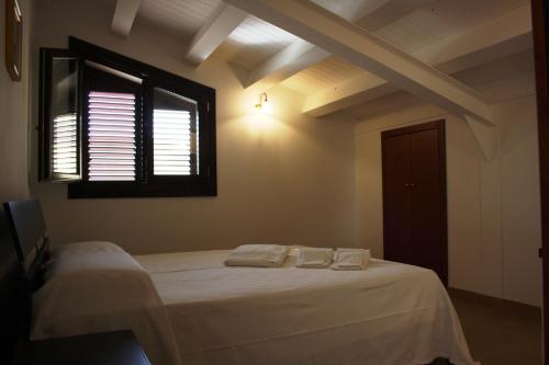 a bedroom with a bed with two towels on it at La Villa di Uccio in Marina di Modica