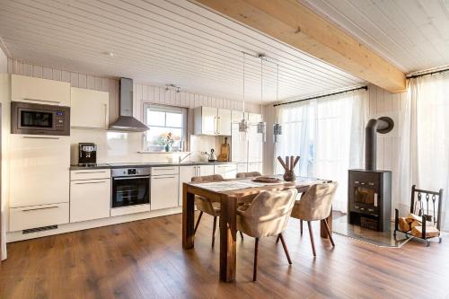 a kitchen with a table and chairs in a room at Villa Wasserkreuz in Wandlitz