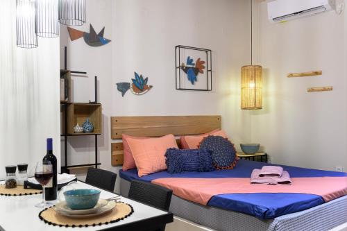 1 dormitorio con cama y mesa con mesa en Fiorela's casa- A stylish loft apartment in the heart of Preveza en Preveza
