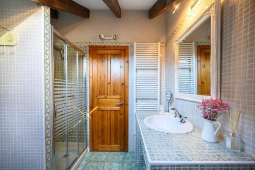 a bathroom with a sink and a mirror at Casa rural la castañona in Buiza