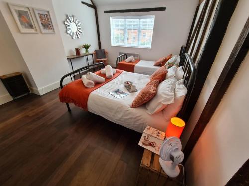 Gallery image of The Mews by Spires Accommodation oozing with character, this a fabulous place to stay in Burton-upon--Trent in Burton upon Trent