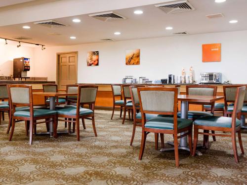 een restaurant met tafels en stoelen in een kamer bij Comfort Suites Baton Rouge South I-10 in Baton Rouge