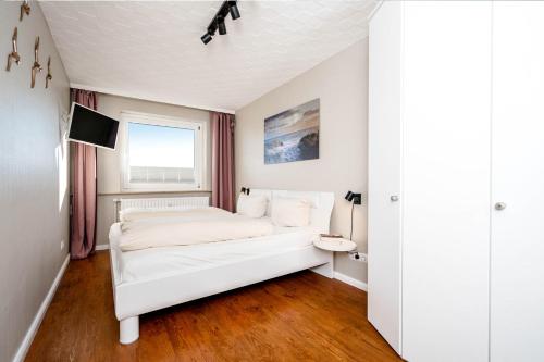 Postel nebo postele na pokoji v ubytování Ferienwohnung Eidum Strand