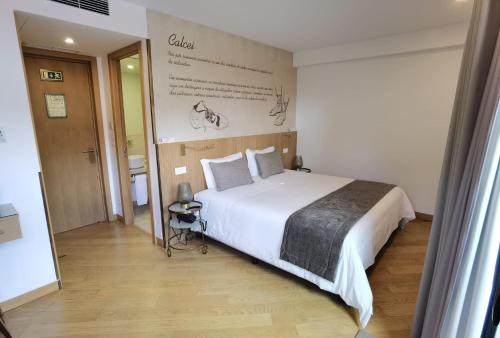 Giường trong phòng chung tại Castelo Hotel