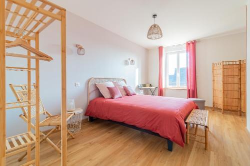 Gergny的住宿－Gîte un Air de Campagne，一间卧室配有一张带红色毯子和梯子的床