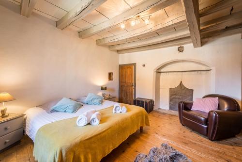 A bed or beds in a room at ST-JORIOZ - C'est une maison bleue, 6pax 3 ch, LLA Selections by Location lac Annecy