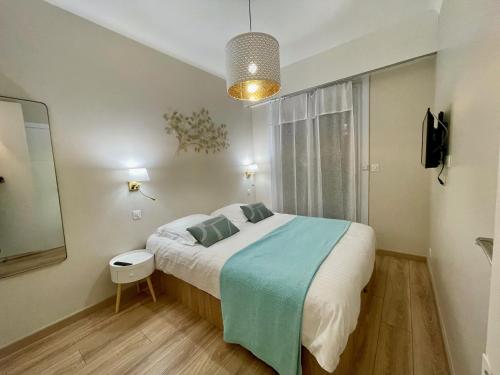 une chambre avec un grand lit et un miroir dans l'établissement Reine Marie :Top floor Carré d'or avec accès direct à la mer, à Nice