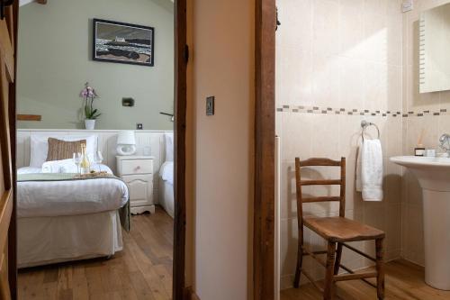 Katil atau katil-katil dalam bilik di Beautiful Countryside cottage on the North Wales Coast